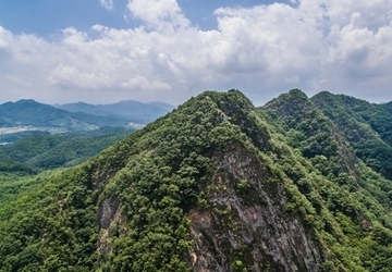 월류봉(月留峰)