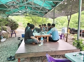 계곡옆 시원한 평상에서 